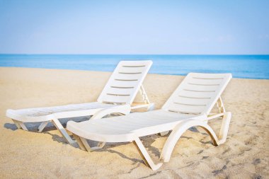 Tropikal beach Resort kum ve mavi deniz. Deniz plajda şezlong. Yaz tatili.