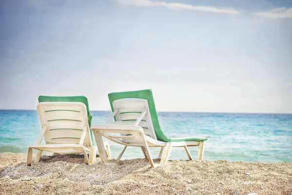 Dos tumbonas en la playa tropical. Chaise salones en la playa del mar. Concepto vacaciones de resort. Fondo de playa de mar — Foto de Stock