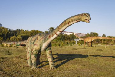 Minsk, Beyaz Rusya - 17 Eylül 2017: dinozor dinopark içinde. Dinozorlar ile eğlence parkı