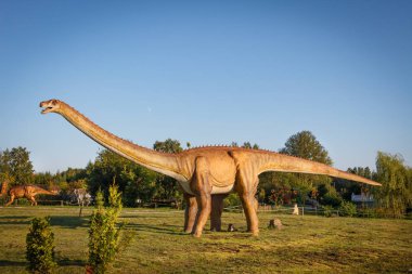Minsk, Beyaz Rusya - 17 Eylül 2017: dinozor dinopark içinde.