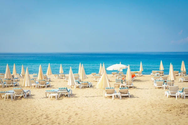 リゾートの熱帯の海のビーチ。トルコのビーチは夏休み。アラニヤ ビーチ — ストック写真