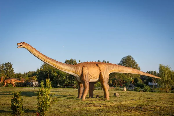 Minsk, Vitryssland - 17 September 2017: dinosaurie i dinopark. — Stockfoto