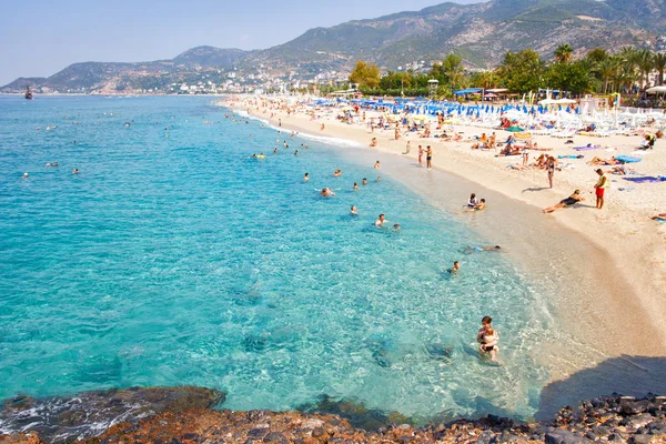 Alanya, Turecko - 14 září 2017: Tropické moře pláž s turisty plavání na letní prázdninové letovisko. — Stock fotografie