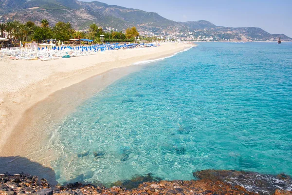 Tropische resort strand op zomervakantie. Strand met wit zand, Alanya Turkije. — Stockfoto