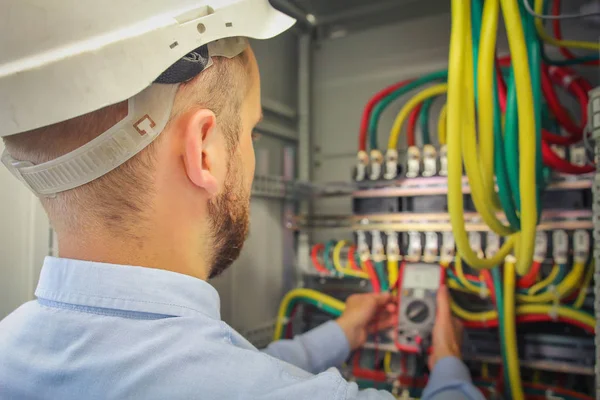 Ingeniero eléctrico mide voltaje multímetro de circuitos eléctricos de alta potencia . — Foto de Stock