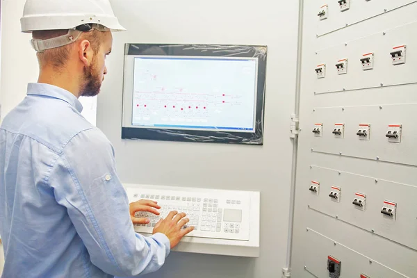 mühendis uzaktan dağıtıcı Denetim Masası'ndan teknolojik süreç kontrol eder. SCADA sistemi.