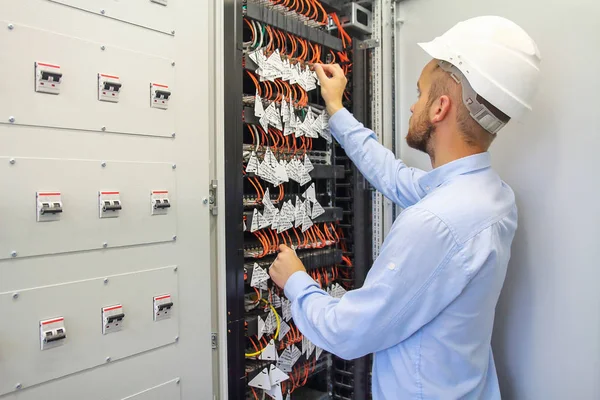Engenheiro de serviço ajusta equipamentos em data center. Sala de servidores do datacenter — Fotografia de Stock