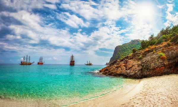 ΚΟΛΠΟΣ ΠΑΡΑΔΕΙΣΟΥ τροπική θάλασσα με πλοία. Τοπίο της θάλασσας, τα βράχια στην παραλία με λευκή άμμο. Λιμνοθάλασσα στην ηλιόλουστη μέρα του καλοκαιριού. Τουρκία. — Φωτογραφία Αρχείου
