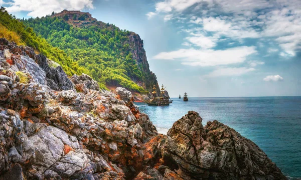 Rocky Dağları ve sahil şeridi üzerinde deniz manzara. Tropikal Akdeniz gemi ile defne. Türk doğa
