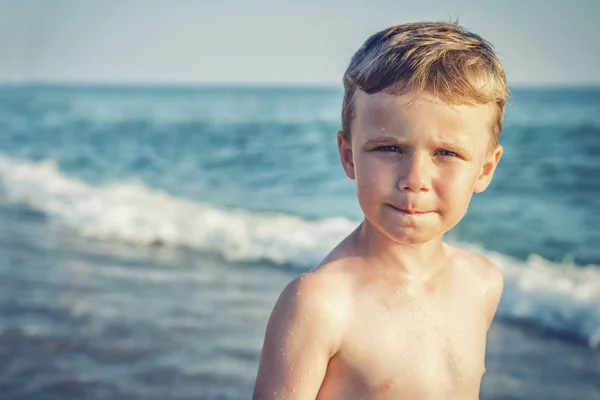 Retrato de niño contra mar azul. Niño europeo en la playa — Foto de Stock