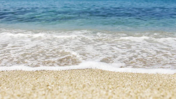 Suave ola de océano azul en la playa de arena. Contexto — Foto de Stock