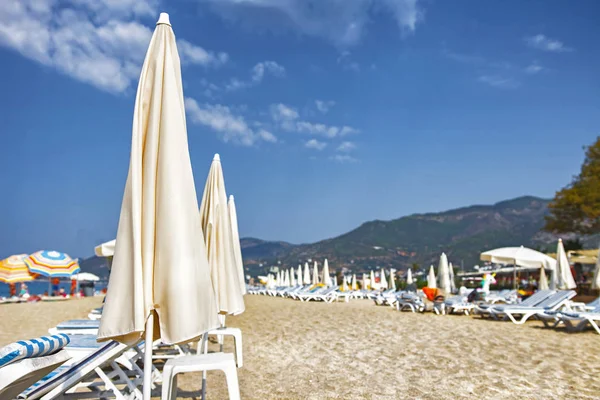 Resort tropical beach. Summer vacation. Umbrellas and sunbeds on white sand. Alanya, Turkey. — Stock Photo, Image