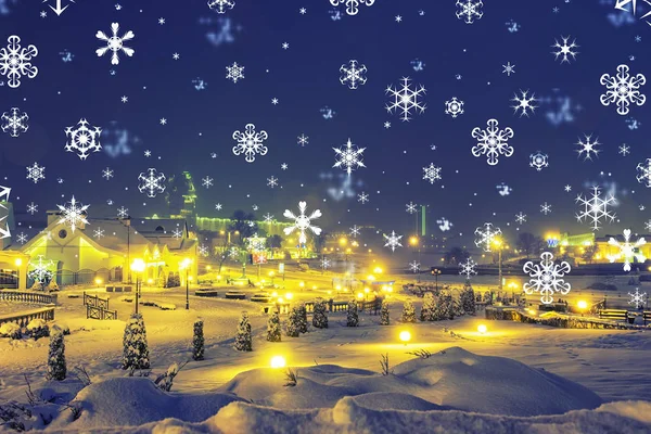 Thème de fond de Noël. Nuit magique de Noël dans la ville des contes de fées. Le nouvel an arrive. Lumières et flocons de neige dans le paysage nocturne de la ville — Photo