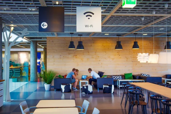 Зона Wi-Fi в современном кафе с размытыми людьми на заднем плане. Wi-Fi бесплатно в ресторане на размытом фоне . — стоковое фото