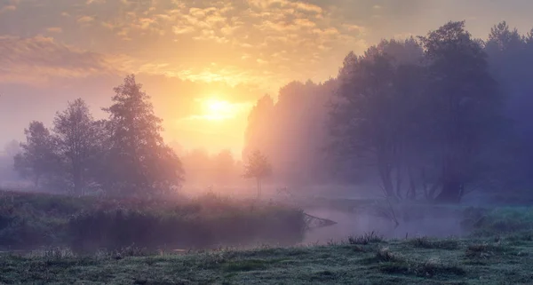 Herbstmorgen Sonnenaufgang. neblige Landschaft der Morgendämmerung auf dem Fluss. schöne Herbstszene der herbstlichen Natur — Stockfoto