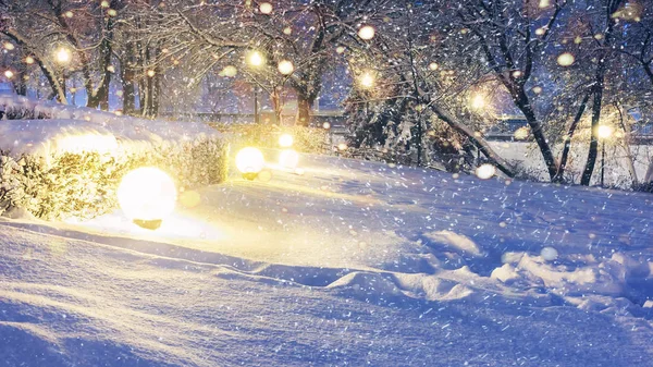 Glühende Schneeflocken im Nachtpark zu Weihnachten. Weihnachten und Neujahr Hintergrund — Stockfoto