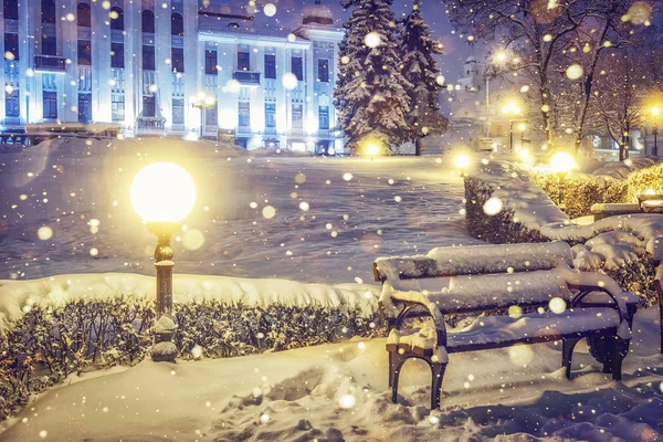 Xmas arka plan. Noel sihirli şehir gece sahne. Yeni yıl için gece parkta düşen kar taneleri — Stok fotoğraf