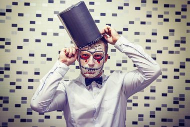 Cadılar Bayramı adam portresi. Siyah şapkalı ölü adamın yüzü. Cadılar Bayramı kavramı. Cadılar Bayramı için korkutucu maskesi.