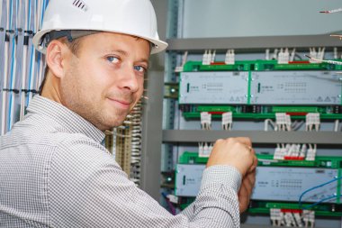 mühendis endüstriyel elektrik devreleri kontrol terminal kutusunda sınar. Elektrikçi elektrik malzemesi otomasyon panelindeki ayarlar.