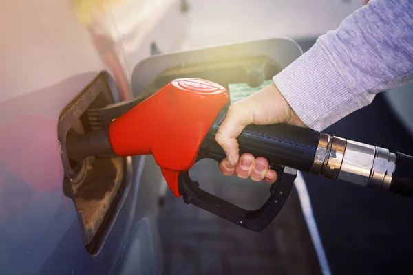 Coche de combustible en la gasolinera. Bombeo de gas en la bomba de gas. Primer plano del hombre bombeando combustible de gasolina en el coche en la gasolinera —  Fotos de Stock