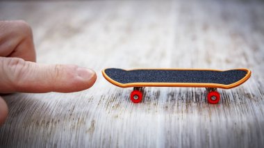 Tanıtım ve başlangıç kavramı. parmak küçük paten ileri iter. SEO başlangıç teşvik etmektedir. Başlangıç başlangıç.