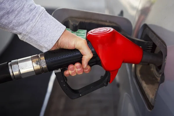 Nahaufnahme eines Mannes, der an einer Tankstelle Benzin in sein Auto pumpt. Benzinwagen an der Tankstelle. Gas an der Zapfsäule pumpen — Stockfoto