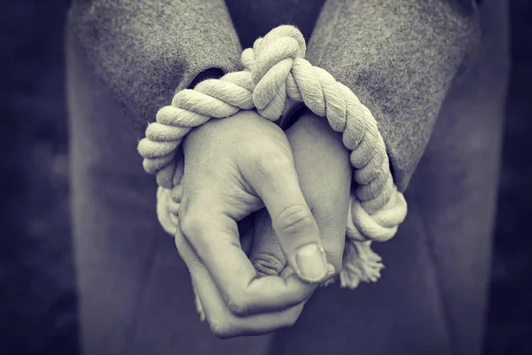 Las manos de la mujer están atadas con cuerda. El concepto de libertad y derechos humanos. Violencia y problemas sociales . — Foto de Stock