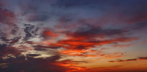Ciel nuageux coloré au coucher du soleil. Couleur bleu ciel rouge fond — Photo