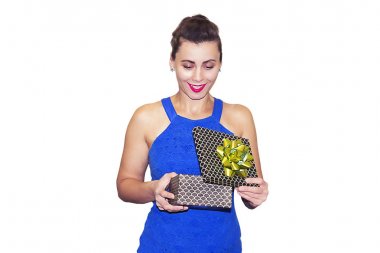 Hediye kutusu beyaz arka plan üzerinde izole elinde olan güzel kadın. Tatil kavramı