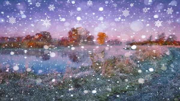 Landscape of nature with the first winter snow. Early winter. Large snowflakes fall on the frosty grass near the river — Stock Photo, Image