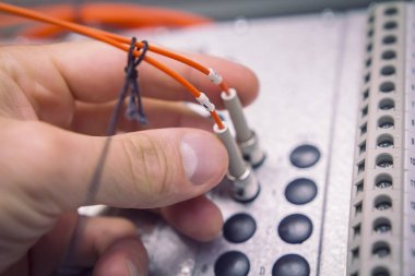 mühendis el ekler ve fiber optik yama kablosu Endüstriyel haberleşme aygıta yakın çekim bağlanmak.