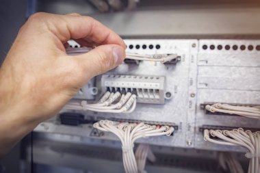 mühendis elektrik kabin closeup Endüstriyel kontrol denetçisinin bağlayıcı teller bağlanır.