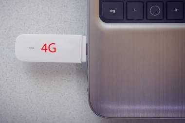 modern dizüstü closeup bağlı 4 g modemi.