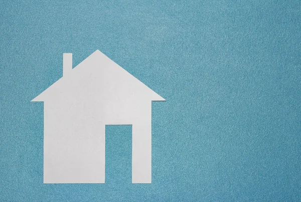 Concetto casa. Casa di carta bianca su sfondo blu strutturato con spazio libero. Assicurazione di casa e famiglia . — Foto Stock