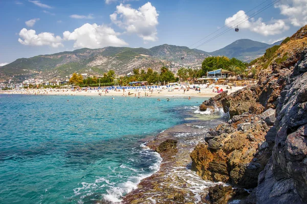 Rocky seascape of Alanya beach in Turkey on sunny summer day. Landscape of mountains and costline of blue sea. Scenery paradise lagoon bay on tropical beach — Stock Photo, Image