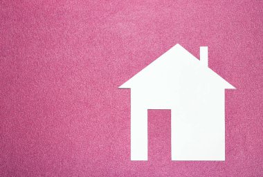 Ev concept. Pembe doku arka plan üzerinde beyaz kağıt evi