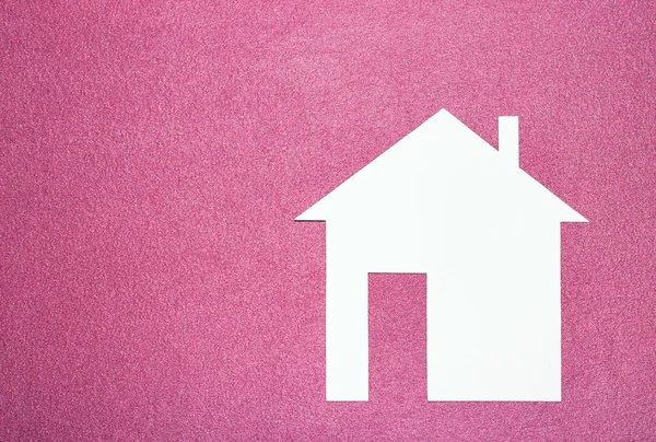 Concetto casa. Casa di carta bianca su sfondo texture rosa — Foto Stock