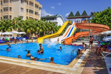 Konaklı, Türkiye - 18 Ağustos 2017: Yüzme Havuzu su park resort tropikal otel toprakları ile. insanlar yüzmek ve parlak güneşli gün Havuzda rahatlayın. Türkçe yaz tatil köyleri