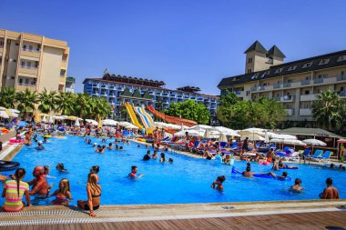 Konaklı, Türkiye - 18 Ağustos 2017: Yüzme Havuzu bölge resort otelde yaz tatili. Turistler yüzmek ve mavi su havuzunda rahatlatıcı. Tropikal tatil. İnsanlar Türk tatil dinlenmek
