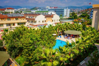 Konaklı, Türkiye - 18 Ağustos 2017: Tropikal resort otel hava görünümünde yaz güneşli gün. Tatil ve tatil relax hotel.