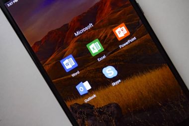 Berlin, Almanya - 19 Kasım 2017: Microsoft uygulamaları ekran modern smartphone. Word, Exel, Powerpoint, Outlook, Skype uygulama simgesi ekranda. Microsoft office