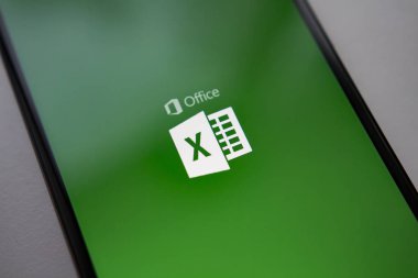 Berlin, Almanya - 19 Kasım 2017: Microsoft Exel app ekran modern smartphone. Microsoft office üstünde hareket eden telefon.