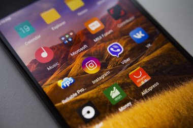 Berlin, Almanya - 19 Kasım 2017: Popüler uygulama ekran modern smartphone. En iyi uygulamalar simge ekran cep telefonu.