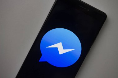 Berlin, Almanya - 19 Kasım 2017: Messenger ekran modern smartphone logosuna. Ekran telefon eBay uygulama simgesi. Facebook Messenger.