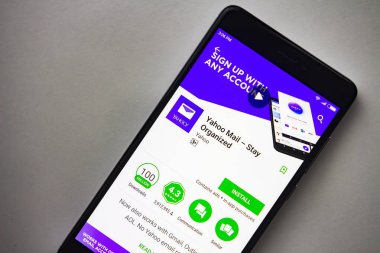Berlin, Almanya - 19 Kasım 2017: Yahoo posta uygulaması ekran modern smartphone cep telefonu ile oyun mağaza. Yahoo mail uygulamasını.