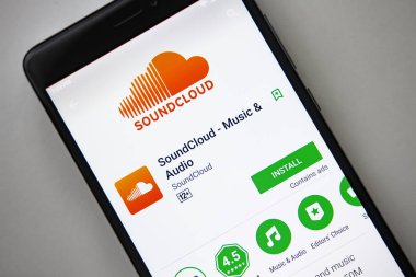 Berlin, Almanya - 19 Kasım 2017: Soundcloud uygulama ekran modern smartphone cep telefonu ile oyun mağaza. Ses bulut app