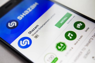 Berlin, Almanya - 19 Kasım 2017: Shazam uygulama ekran modern smartphone cep telefonu ile oyun mağaza. Shazam app.