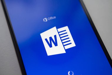 Berlin, Almanya - 19 Kasım 2017: Microsoft Word uygulaması ekran modern smartphone. Microsoft office üstünde hareket eden telefon.