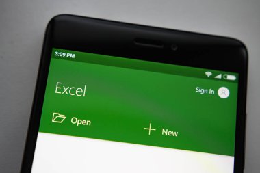 Berlin, Almanya - 19 Kasım 2017: Microsoft Exel app ekran modern smartphone. Microsoft office üstünde hareket eden telefon.