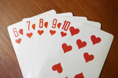 Straight flush Poker kartların kombinasyonu. Ahşap masa kartı elmasları. kumar kavramı. Kaybı veya kazan-kazan.
